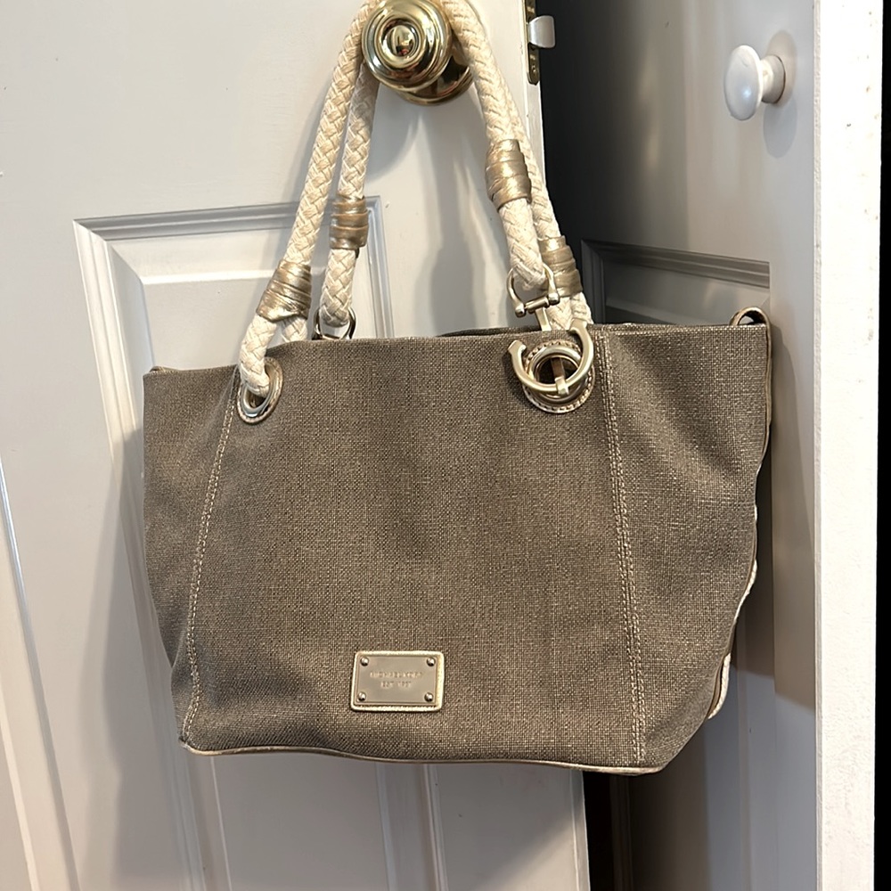 Michael Khors bag with interior pockets